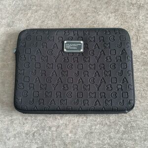 Marc by Marc Jacob’s laptop holder. Padded and microfiber interior. Color/ black